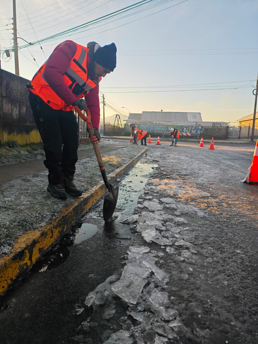 WAINRAIHGT's tweet photo. Nuestros equipos de Seguridad Pública, Operaciones y Emergencias han estado permanentemente en terreno durante este fin de semana, frente a la intensa ola de frío que afecta a #PuertoMontt. Llamamos a los conductores a circular con extrema precaución. https://t.co/hZhHggWYgU