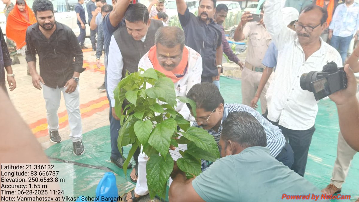 BargarhDfo's tweet photo. Sri Dharmendra Pradhan, Hon'ble Union minister of Education planted sapling on 28.06.2025 at Krishna Vikash School, Bargarh @dpradhanbjp @DMBargarh @DiproBargarh @pccfodisha https://t.co/Qxn5qUvAdd