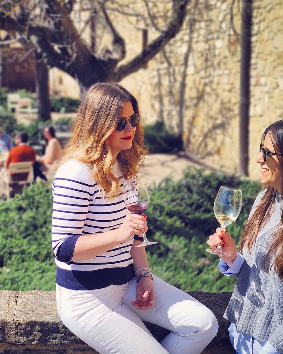 El verano se vive mejor entre copas, terrazas y viñedos ☀️. En el #BarrioEstación 🚂, <a href="/Cvne/">CVNE</a> tiene el plan perfecto: su wine bar rodeado de historia, barricas y buen vino 🍷.
🕘 L-V y sábados: 9:00–16:30
🕘 Domingos: 9:00–14:00
¿Nos vemos en la terraza? 
#Haro #Rioja