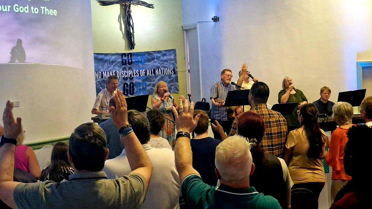 GatehouseChurch's tweet photo. Amazing evening of praise, prayer, &amp; fellowship at the Elim Praise Churches Together event last night. Thank you @MarkGRyan for a thoughtful message and encouraging prayer time. Thanks to everyone who came along. It was such a blessing to host you and celebrate Jesus together! https://t.co/eJXH0z0BLL