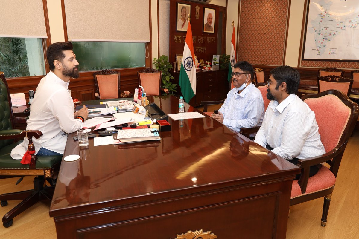Office Of Chirag Paswan (@officeofchirag) on Twitter photo рдЖрдЬ рдирдИ рджрд┐рд▓реНрд▓реА рдХреЗ рдкрдВрдЪрд╢реАрд▓ рднрд╡рди рдореЗрдВ рд╕реЗрд╡рд╛рдирд┐рд╡реГрдд рдЖрдИрдПрд╕ рдЕрдзрд┐рдХрд╛рд░реА рд╢реНрд░реА рдЕрдЬрдп рдХреБрдорд╛рд░ рдЬреА рдиреЗ рд░рд╛рд╖реНрдЯреНрд░реАрдп рдЕрдзреНрдпрдХреНрд╖ рд╕рд╣ рдХреЗрдВрджреНрд░реАрдп рдордВрддреНрд░реА рдЖрджрд░рдгреАрдп рд╢реНрд░реА <a href="/iChiragPaswan/">рдпреБрд╡рд╛ рдмрд┐рд╣рд╛рд░реА рдЪрд┐рд░рд╛рдЧ рдкрд╛рд╕рд╡рд╛рди</a> рдЬреА рд╕реЗ рдореБрд▓рд╛рдХрд╛рдд рдХреАред рдЖрдЬ рдирдИ рджрд┐рд▓реНрд▓реА рдХреЗ рдкрдВрдЪрд╢реАрд▓ рднрд╡рди рдореЗрдВ рд╕реЗрд╡рд╛рдирд┐рд╡реГрдд рдЖрдИрдПрд╕ рдЕрдзрд┐рдХрд╛рд░реА рд╢реНрд░реА рдЕрдЬрдп рдХреБрдорд╛рд░ рдЬреА рдиреЗ рд░рд╛рд╖реНрдЯреНрд░реАрдп рдЕрдзреНрдпрдХреНрд╖ рд╕рд╣ рдХреЗрдВрджреНрд░реАрдп рдордВрддреНрд░реА рдЖрджрд░рдгреАрдп рд╢реНрд░реА <a href="/iChiragPaswan/">рдпреБрд╡рд╛ рдмрд┐рд╣рд╛рд░реА рдЪрд┐рд░рд╛рдЧ рдкрд╛рд╕рд╡рд╛рди</a> рдЬреА рд╕реЗ рдореБрд▓рд╛рдХрд╛рдд рдХреАред