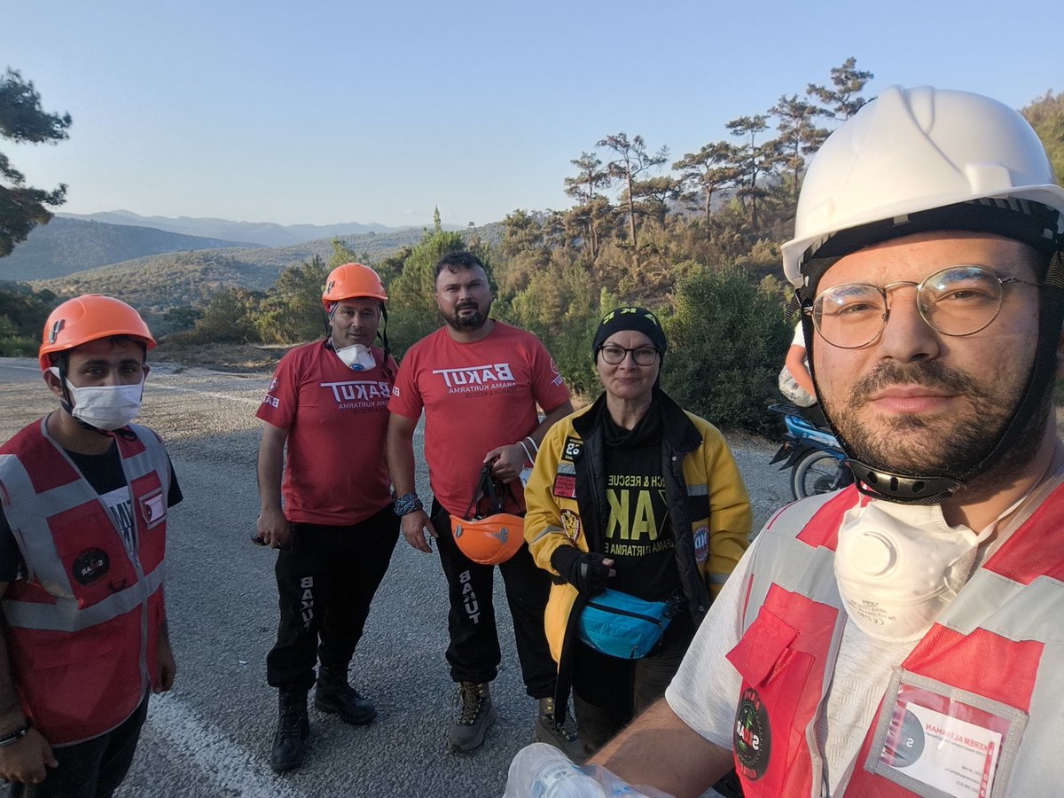 AkeBalikesir's tweet photo. 28.06.2025 Balıkesir Havran Sarnıç orman yangınında AKE Balıkesir Temsilciliği, BAKUT Arama Kurtarma Derneği ve Sonar Arama Kurtarma Derneği ile ortak çalışma yapılmıştır.

@AKE_DER
@bakutdernegi

#ormanyangını
#operasyon
#ormanvatandır
#akeumuttur
#akeder
#ogm https://t.co/JDpqr6ZFvD