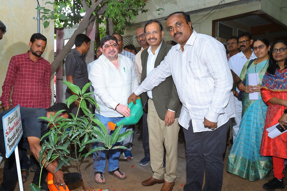 TGSRTCHQ's tweet image. ముషీరాబాద్ డిపోను ఆర్టీసీ ఎండీ వీసీ స‌జ్జ‌న‌ర్‌తో క‌లిసి మంత్రి పొన్నం ప్రభాక‌ర్ సోమ‌వారం ప‌రిశీలించారు. 

ఏఎఫ్‌సీఎస్‌లో భాగంగా  ఐటిమ్స్, డిజిట‌ల్ పేమెంట్స్ అమ‌లు తీరును స్వ‌యంగా ప‌రిశీలించారు. క్షేత్ర‌స్థాయిలో ఈ వ్య‌వ‌స్థ ఎంత సులుభ‌త‌రంగా ఉందో కండ‌క్ట‌ర్లు ఆయ‌న‌కు వివ‌రించారు.…