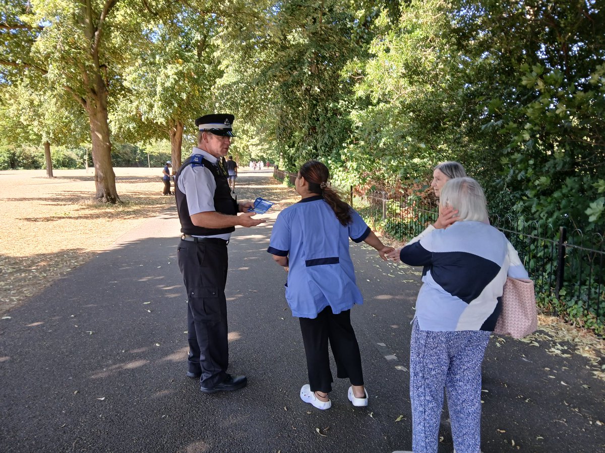 MPSValentines's tweet image. Today, @MPSValentines  officers 7016EA &amp;amp; 7109EA were in Valentines Park for a #WalkTalkAndDo

We spoke with locals—esp. women—about #VAWG &amp;amp; introduced #MetEngage 

We also dealt with drinkers to help keep the park safe for all.

See us around? Come say hi!