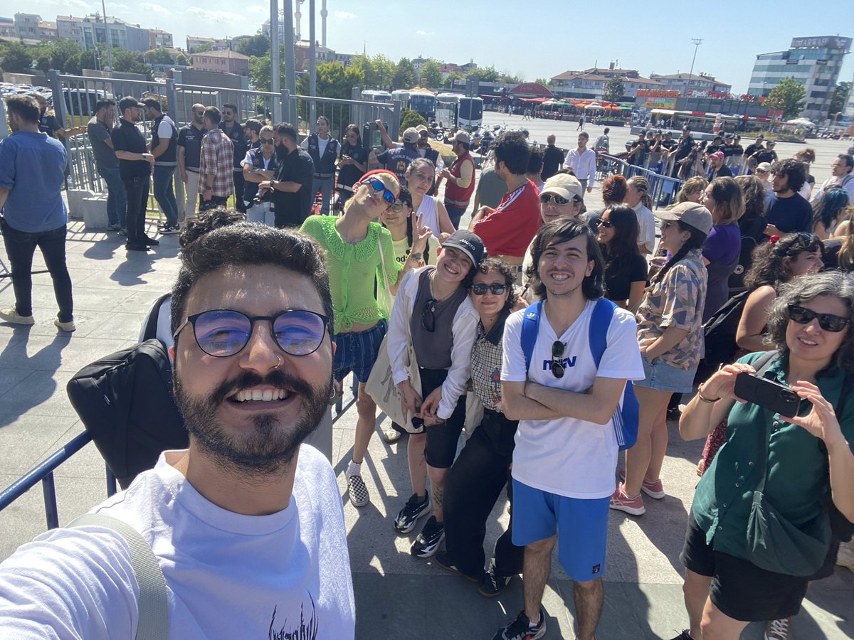 istanbulpride's tweet photo. falafelciler diğer arkadaşlarını bekliyor 💚 HEPİNİZİ ALACAĞIIZ!! 

#yaşamdaısrar https://t.co/tJPEjBZ8v8