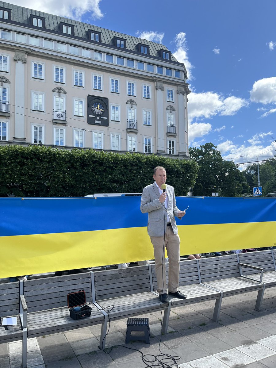 Mndagsrrelsen21's tweet image. 🇺🇦🇸🇪 Torget fullt idag på Måndagsrörelsen. Tack till alla som kom dit!
Talare Elly @OperationAid_SE o ungdomar från 🇺🇦, @MartinAngeby NDI 🇲🇩 o Dmitri från Belarus folkambassad.
Timyr sjöng och @FredrikMalm vid rodret idag.
Varje måndag kl 12 på Norrmalmstorg 🇺🇦
