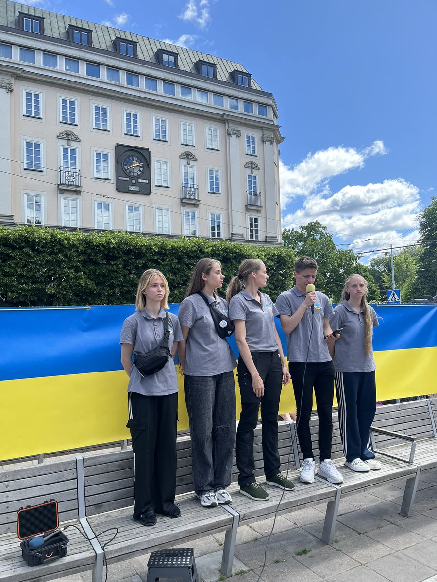 Mndagsrrelsen21's tweet image. 🇺🇦🇸🇪 Torget fullt idag på Måndagsrörelsen. Tack till alla som kom dit!
Talare Elly @OperationAid_SE o ungdomar från 🇺🇦, @MartinAngeby NDI 🇲🇩 o Dmitri från Belarus folkambassad.
Timyr sjöng och @FredrikMalm vid rodret idag.
Varje måndag kl 12 på Norrmalmstorg 🇺🇦