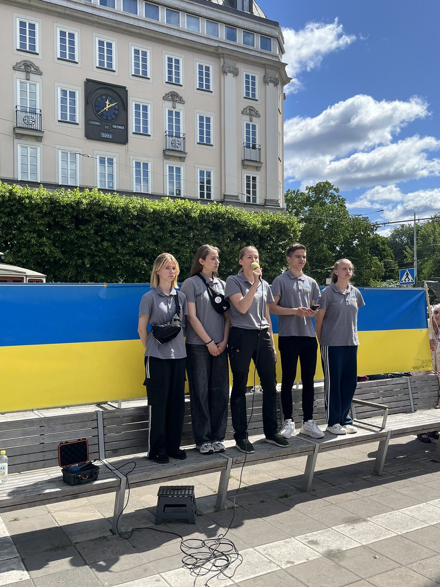 Mndagsrrelsen21's tweet image. 🇺🇦🇸🇪 Torget fullt idag på Måndagsrörelsen. Tack till alla som kom dit!
Talare Elly @OperationAid_SE o ungdomar från 🇺🇦, @MartinAngeby NDI 🇲🇩 o Dmitri från Belarus folkambassad.
Timyr sjöng och @FredrikMalm vid rodret idag.
Varje måndag kl 12 på Norrmalmstorg 🇺🇦