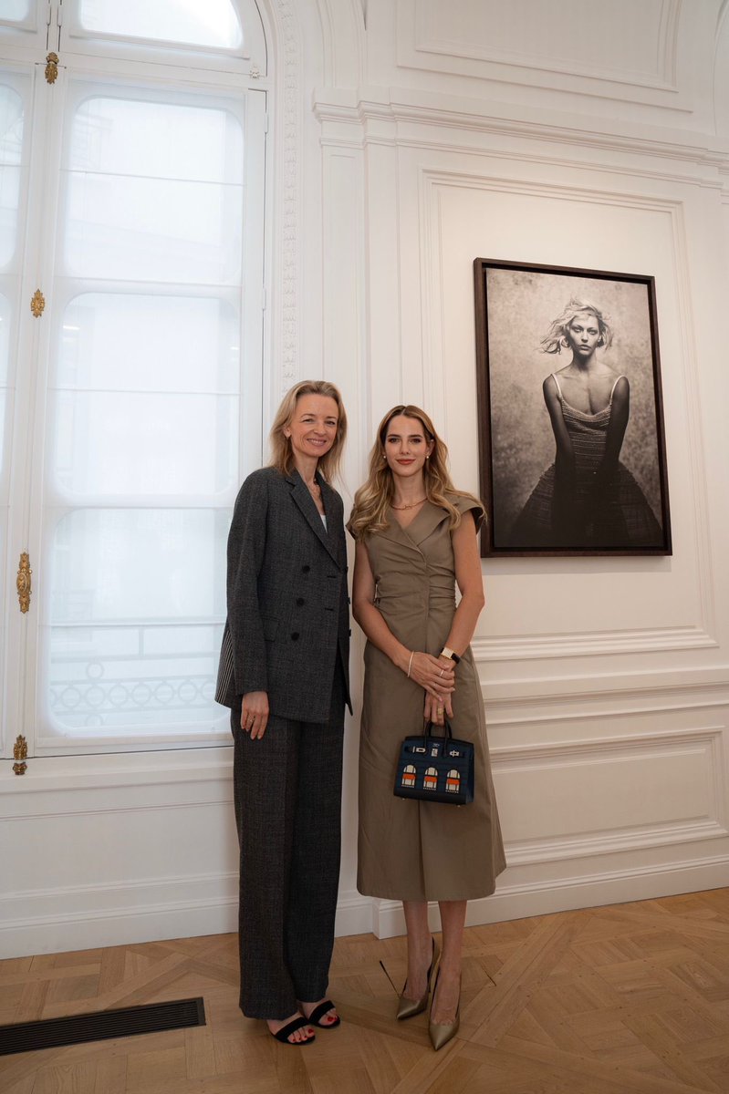 Hoy, junto a Delphine Arnault CEO de Dior, abrimos una puerta para las mujeres ecuatorianas que lleva a París. Firmamos una alianza que les permitirá formarse en moda en una de las capitales creativas del mundo. No es solo educación: es acceso, es talento ecuatoriano proyectado