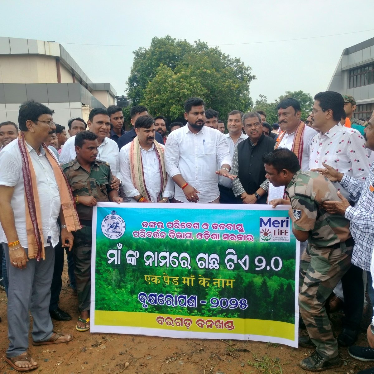 BargarhDfo's tweet photo. Sj. Suryabansi Suraj, Hon'ble Minister of Higher Education Government of Odisha planted saplings at IIHT, Bargarh on 28.06.2025 in presence of Sj. Dharmendra Pradhan, Union Education Minister &amp; MP Bargarh &amp; MLAs of Bargarh. @suryabanshibjp @DMBargarh @DiproBargarh @pccfodisha https://t.co/MaWZeLo34r
