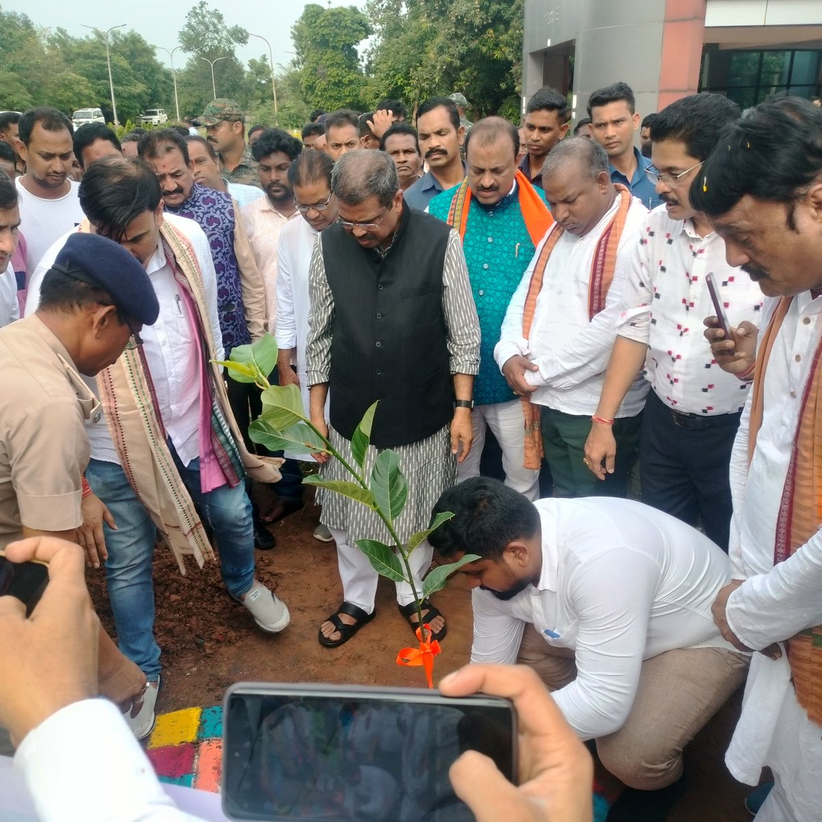 BargarhDfo's tweet photo. Sj. Suryabansi Suraj, Hon'ble Minister of Higher Education Government of Odisha planted saplings at IIHT, Bargarh on 28.06.2025 in presence of Sj. Dharmendra Pradhan, Union Education Minister &amp; MP Bargarh &amp; MLAs of Bargarh. @suryabanshibjp @DMBargarh @DiproBargarh @pccfodisha https://t.co/MaWZeLo34r