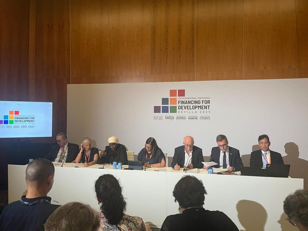 ClubdeMadrid's tweet image. 🗣️“Why is China today Africa’s main trading partner? These are the questions EU leaders must consider when thinking about partnerships with Africa.”

📍PM @aminatatoureklk at #FfD4 with @FEPS_Europe  in Seville.

#Financing4Development #EU #Africa
📸👇