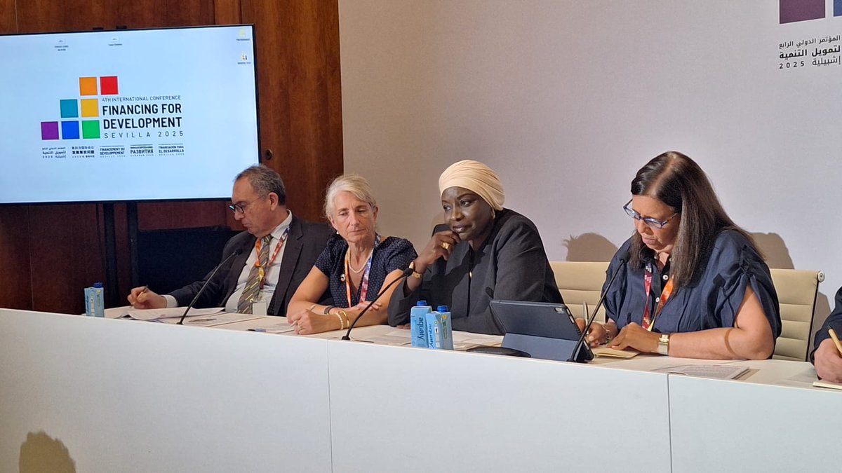 ClubdeMadrid's tweet image. 🗣️“Why is China today Africa’s main trading partner? These are the questions EU leaders must consider when thinking about partnerships with Africa.”

📍PM @aminatatoureklk at #FfD4 with @FEPS_Europe  in Seville.

#Financing4Development #EU #Africa
📸👇
