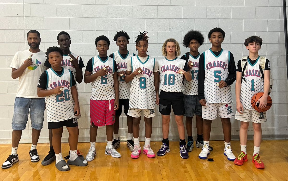 Putting in work with a solid crew of ballers. 💍 #pointguard #classof2030 #dre4mchasers #BuildingForTheFuture #3s_n_dimes