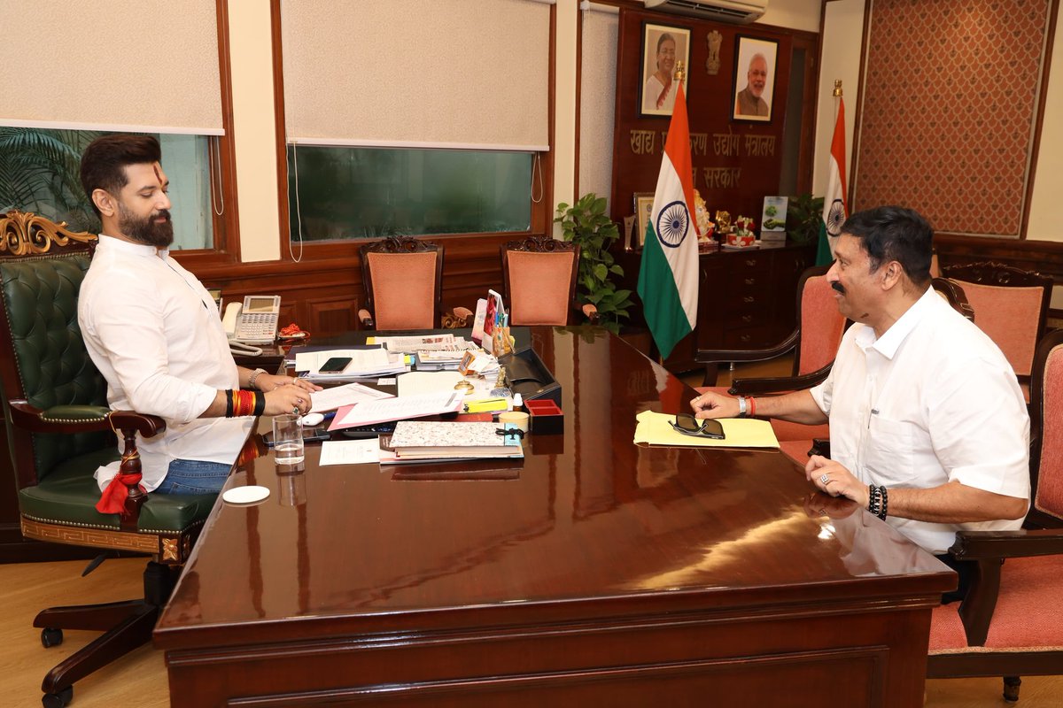 Office Of Chirag Paswan (@officeofchirag) on Twitter photo рдЖрдЬ рдирдИ рджрд┐рд▓реНрд▓реА рдХреЗ рдкрдВрдЪрд╢реАрд▓ рднрд╡рди рдореЗрдВ рд╕реЗрд╡рд╛рдирд┐рд╡реГрдд рдЖрдИрдПрд╕ рдЕрдзрд┐рдХрд╛рд░реА рд╢реНрд░реА рдЬреНрдпреЛрддрд┐ рдХрд▓рд╢ рдЬреА рдиреЗ рд░рд╛рд╖реНрдЯреНрд░реАрдп рдЕрдзреНрдпрдХреНрд╖ рд╕рд╣ рдХреЗрдВрджреНрд░реАрдп рдордВрддреНрд░реА рдЖрджрд░рдгреАрдп рд╢реНрд░реА <a href="/iChiragPaswan/">рдпреБрд╡рд╛ рдмрд┐рд╣рд╛рд░реА рдЪрд┐рд░рд╛рдЧ рдкрд╛рд╕рд╡рд╛рди</a> рдЬреА рд╕реЗ рдореБрд▓рд╛рдХрд╛рдд рдХреАред рдЖрдЬ рдирдИ рджрд┐рд▓реНрд▓реА рдХреЗ рдкрдВрдЪрд╢реАрд▓ рднрд╡рди рдореЗрдВ рд╕реЗрд╡рд╛рдирд┐рд╡реГрдд рдЖрдИрдПрд╕ рдЕрдзрд┐рдХрд╛рд░реА рд╢реНрд░реА рдЬреНрдпреЛрддрд┐ рдХрд▓рд╢ рдЬреА рдиреЗ рд░рд╛рд╖реНрдЯреНрд░реАрдп рдЕрдзреНрдпрдХреНрд╖ рд╕рд╣ рдХреЗрдВрджреНрд░реАрдп рдордВрддреНрд░реА рдЖрджрд░рдгреАрдп рд╢реНрд░реА <a href="/iChiragPaswan/">рдпреБрд╡рд╛ рдмрд┐рд╣рд╛рд░реА рдЪрд┐рд░рд╛рдЧ рдкрд╛рд╕рд╡рд╛рди</a> рдЬреА рд╕реЗ рдореБрд▓рд╛рдХрд╛рдд рдХреАред