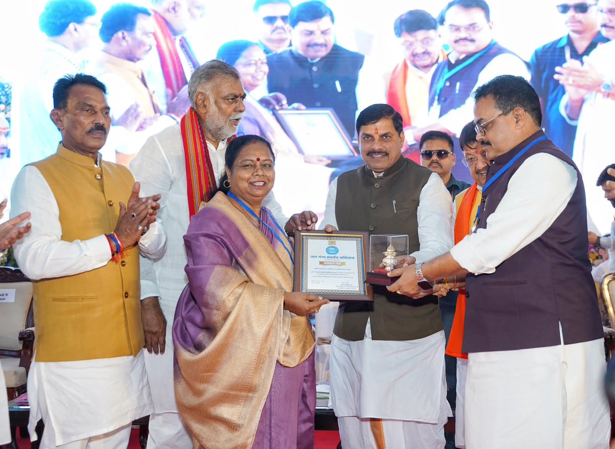 BJP4BhopalMP's tweet photo. गर्व के क्षण..!
जल गंगा संवर्धन अभियान के अंतर्गत जल स्रोतों की सफाई एवं संरक्षण में उत्कृष्ट कार्य के लिए भोपाल को प्रदेश में प्रथम स्थान प्राप्त हुआ!
महापौर श्रीमती @MALTIRAIBJP जी, जल विभाग महापौर परिषद् सदस्य व जिलाध्यक्ष श्री @BjpRavindrayati जी समस्त भोपालवासियों को बधाई! https://t.co/Q21eBYGYAo
