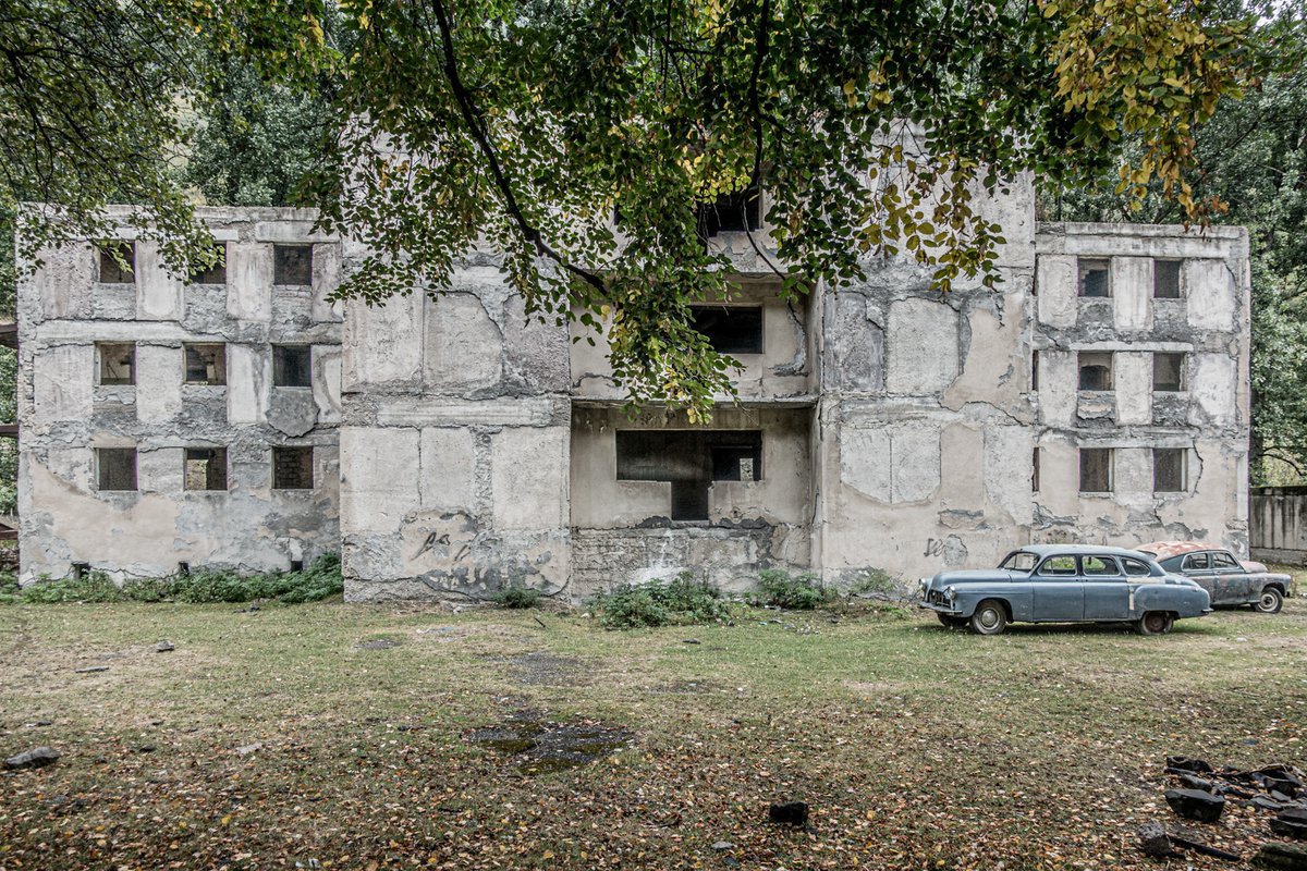 yuridojc's tweet image. Mind slips to past trips,
Caucasus, a dear old friend,
Years feel like ages.

#oldcar #caucasus #georgia #republicofgeorgia #photography #yuridojc #ruins