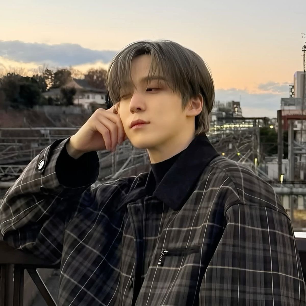 fallinforyeo's tweet photo. this actually works out well!! y_h bartending s_n who gets very drunk in an attempt to impress him, only to get drunk after just two shots 🙂‍↕️ y_h ends up replacing his drinks with water when s_n refuses to give up. y_h trying to call him an ub3r, but just ends up bringing- https://t.co/hLTxziVGnR
