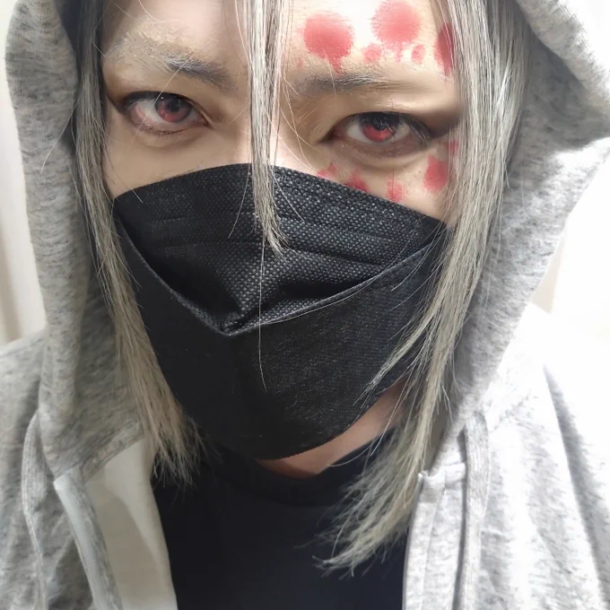 去年は悪ぃな奥さんを着てもらったので、今年は輩先生になってもらえないかと頼んでみました。鉢金は公式のやつなので、ジャラジャラ取るのが忍びなく、そのままぶら下げたままで