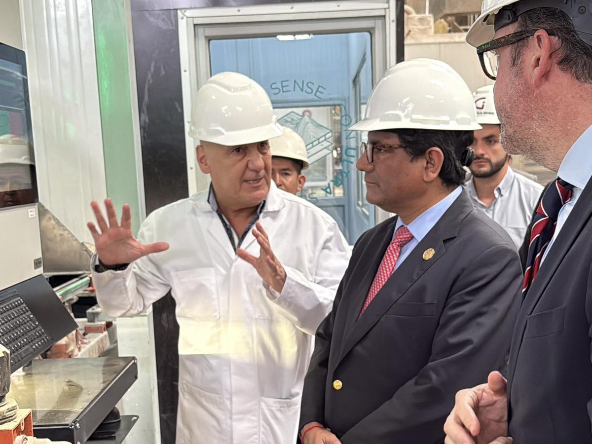Recibimos la visita del Ministro de Producción, Luis Jaramillo, quien, en compañía de Andrés Robalino, Viceministro, visitó nuestras instalaciones y pudo evidenciar nuestra capacidad en cuanto a infraestructura, tecnología de punta y producto 📷📷.