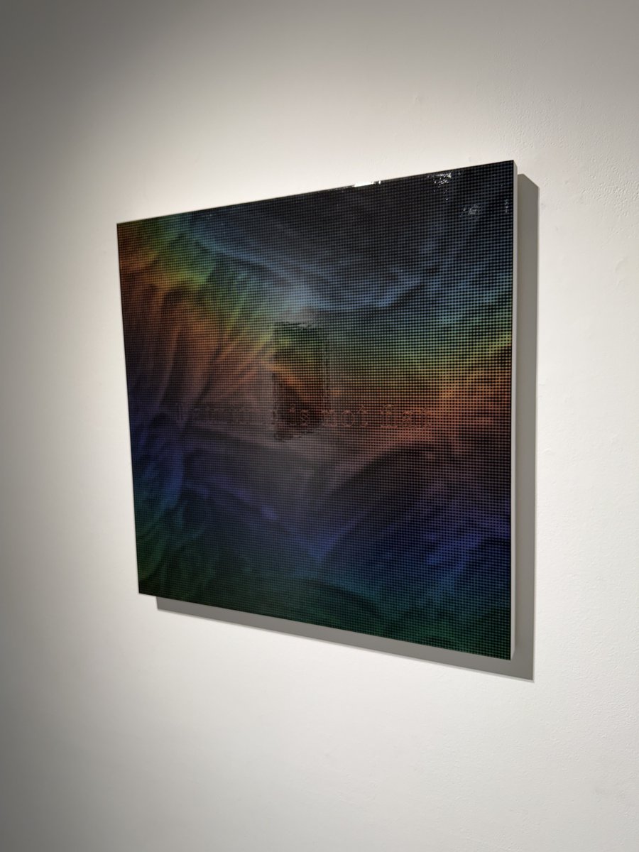guemuin's tweet image. 外苑前のEUKARYOTEで開催中の菊池遼さんの個展「柔らかい本質」を先日拝見。
目の前に広がるのはとても美しい作品群。複雑な意味が込められているが、それについては鑑賞した各々が自分の視座から向かい合えばいいようにも思う。この作品がその独特のマチエールで、見る角度で千変万化するように。