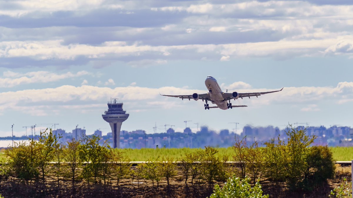 Más vuelos, más asientos y más conexiones 🌍 
España se afianza como puerta de entrada entre Europa y América con un fuerte aumento de frecuencias este verano 📈
 
<a href="/Iberia/">Iberia</a>  y <a href="/AirEuropa/">Air Europa</a>  apuestan por Latinoamérica y EE.UU., consolidando Madrid como hub transatlántico de