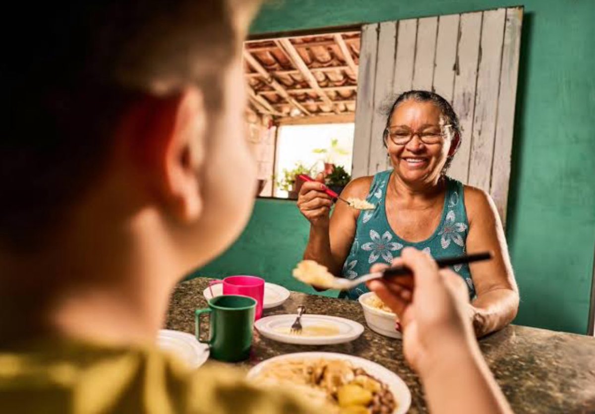 tuliogadelha's tweet image. Para quem diz que "auxílio social é manutenção da pobreza", lembre que no ano passado, 75% dos empregos criados foram ocupados por beneficiários do Bolsa Família. Auxílio é comida na mesa para ter a chance de lutar por uma vida melhor. O que mantém a pobreza é a ignorância.