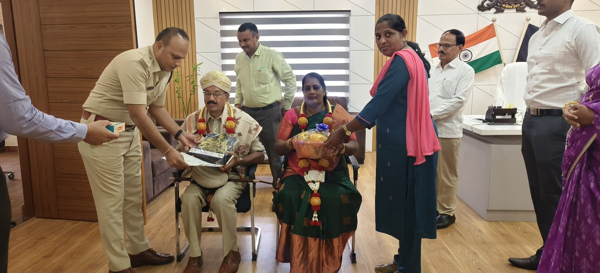 SP Vijayanagara (@vjnpolice) on Twitter photo ಪೊಲೀಸ್ ಇಲಾಖೆಯಲ್ಲಿ ಸೇವೆ ಸಲ್ಲಿಸಿ ಇಂದು ವಯೋ ನಿವೃತ್ತಿ ಹೊಂದುತ್ತಿರುವ ಶ್ರೀ ವೆಂಕಟಸ್ವಾಮಿ ಟಿ ಸಿ.ಪಿ.ಐ ಕೊಟ್ಟೂರು ವೃತ್ತ ರವರನ್ನು ಜಿಲ್ಲಾ ಪೊಲೀಸ್ ವತಿಯಿಂದ ಜಿಲ್ಲಾ ಪೊಲೀಸ್ ಕಚೇರಿಯಲ್ಲಿ ಸನ್ಮಾನಿಸಿ ಅವರ ನಿವೃತ್ತಿ ಜೀವನಕ್ಕೆ ಶುಭ ಕೋರಿ ಆತ್ಮೀಯವಾಗಿ ಬೀಳ್ಕೊಡಲಾಯಿತು.
<a href="/112Vijayanagara/">112 vijayanagara</a> <a href="/DgpKarnataka/">DGP KARNATAKA</a> ಪೊಲೀಸ್ ಇಲಾಖೆಯಲ್ಲಿ ಸೇವೆ ಸಲ್ಲಿಸಿ ಇಂದು ವಯೋ ನಿವೃತ್ತಿ ಹೊಂದುತ್ತಿರುವ ಶ್ರೀ ವೆಂಕಟಸ್ವಾಮಿ ಟಿ ಸಿ.ಪಿ.ಐ ಕೊಟ್ಟೂರು ವೃತ್ತ ರವರನ್ನು ಜಿಲ್ಲಾ ಪೊಲೀಸ್ ವತಿಯಿಂದ ಜಿಲ್ಲಾ ಪೊಲೀಸ್ ಕಚೇರಿಯಲ್ಲಿ ಸನ್ಮಾನಿಸಿ ಅವರ ನಿವೃತ್ತಿ ಜೀವನಕ್ಕೆ ಶುಭ ಕೋರಿ ಆತ್ಮೀಯವಾಗಿ ಬೀಳ್ಕೊಡಲಾಯಿತು.
<a href="/112Vijayanagara/">112 vijayanagara</a> <a href="/DgpKarnataka/">DGP KARNATAKA</a>