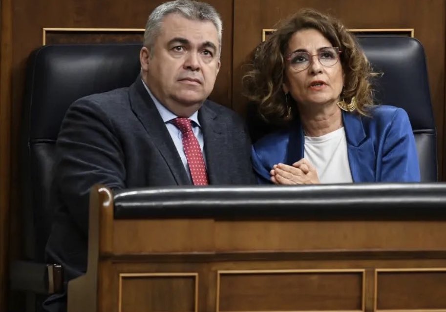 MariaJamardoC's tweet photo. La entrada en prisión de Santos Cerdán es, según la Ministra de Hacienda, «un asunto de una persona que no tiene qué ver con el PSOE». Ajá… https://t.co/kmtO6zwy2v