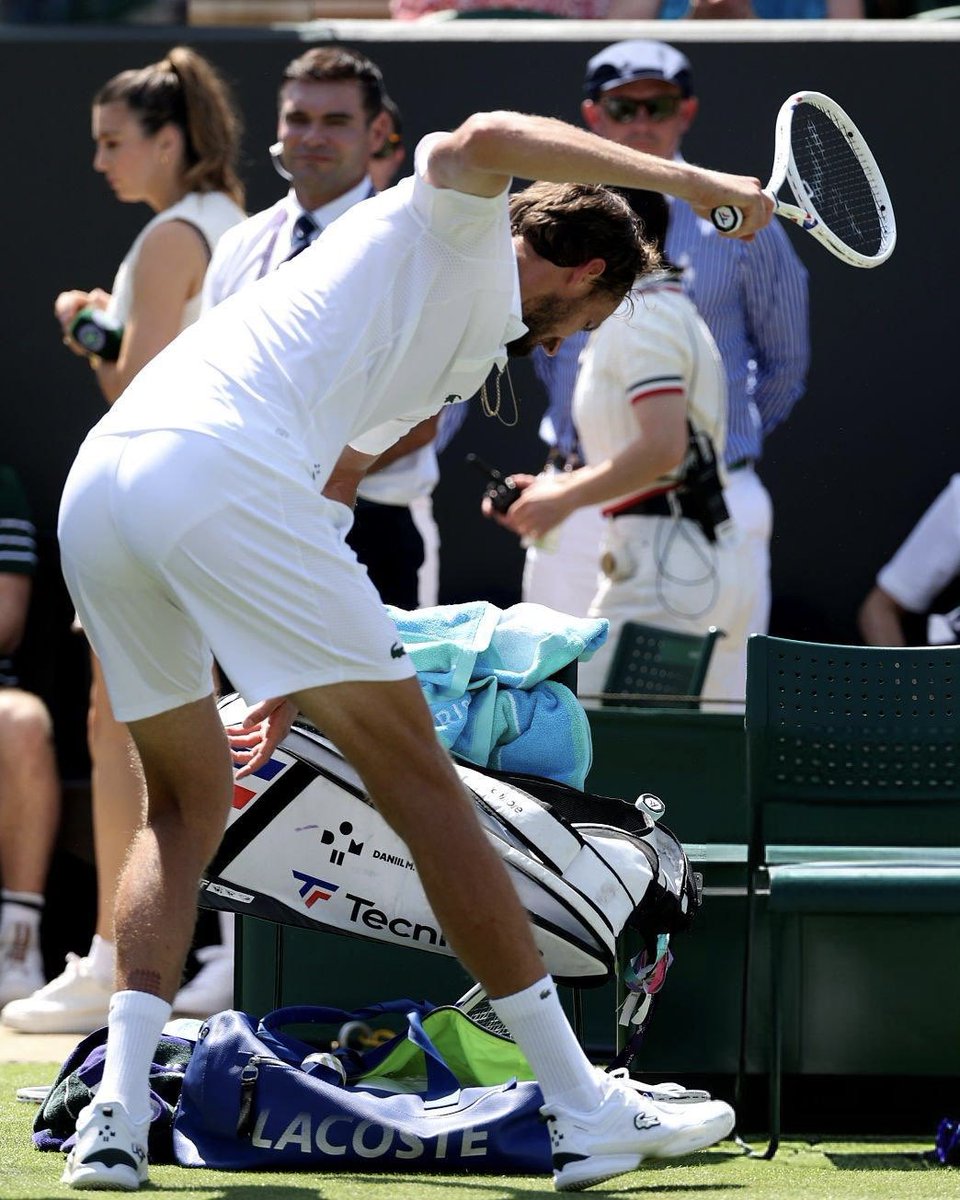 dmedvedevfans's tweet image. It was really unexpected, but Daniil left the tournament after the first round..
Thatβs so sad π
@DaniilMedwed | @Wimbledon