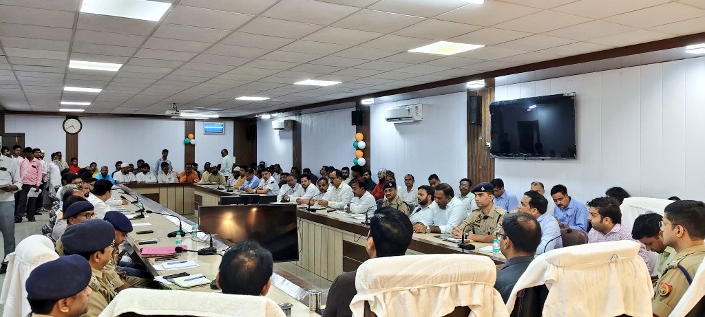 जिलाधिकारी <a href="/RameshRanjanIAS/">Ramesh Ranjan</a> ने पुलिस अधीक्षक के साथ आगामी त्योहारों के दृष्टिगत जनपद में सुरक्षा एवं शांति व्यवस्था के संबंध में संभ्रान्त नागरिकों एवं धर्मगुरुओं के साथ पीस कमेटी की बैठक कर सम्बन्धित अधिकारियों व धर्मगुरुओं को आवश्यक दिशा निर्देश दिए गये। <a href="/InfoDeptUP/">Information and Public Relations Department, UP</a> <a href="/UPGovt/">Government of UP</a>