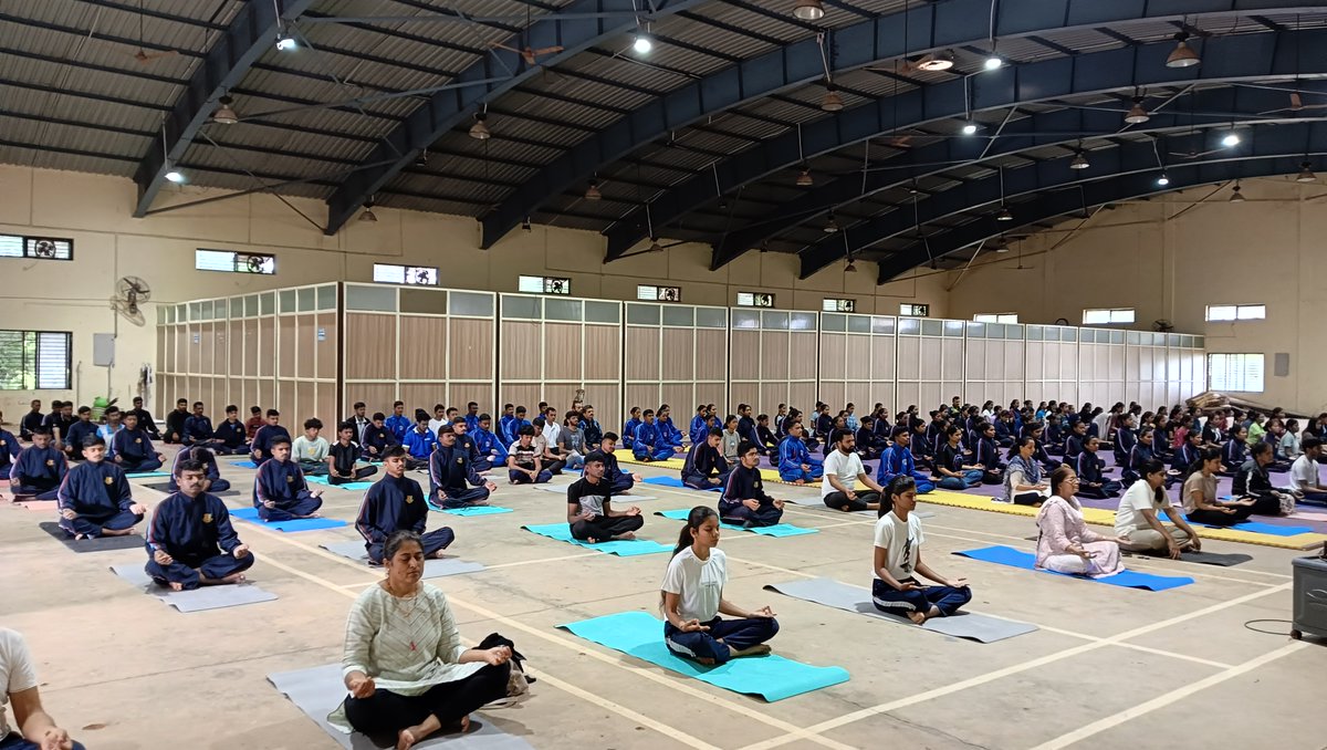 iitdhrwd's tweet photo. Mr. Ajith Kumar Pogu conducted a yoga session at the University of Agricultural Sciences, Dharwad, on the occasion of International Day of Yoga. The event was engaging and impactful, featuring the "Miracle of Mind" app developed by Sadhguru.
The session saw enthusiastic participation from both students and staff. The overwhelmingly positive response reflected a growing interest among youth in yoga and mindfulness as essential tools to navigate modern life—underscoring the increasing relevance of such practices in today’s fast-paced world.

#IITDharwad #InternationalDayOfYoga #YogaForWellbeing #Sadhguru #MiracleOfMind #YogaForYouth #InnerEngineering #YogaSession #AjithKumarPogu