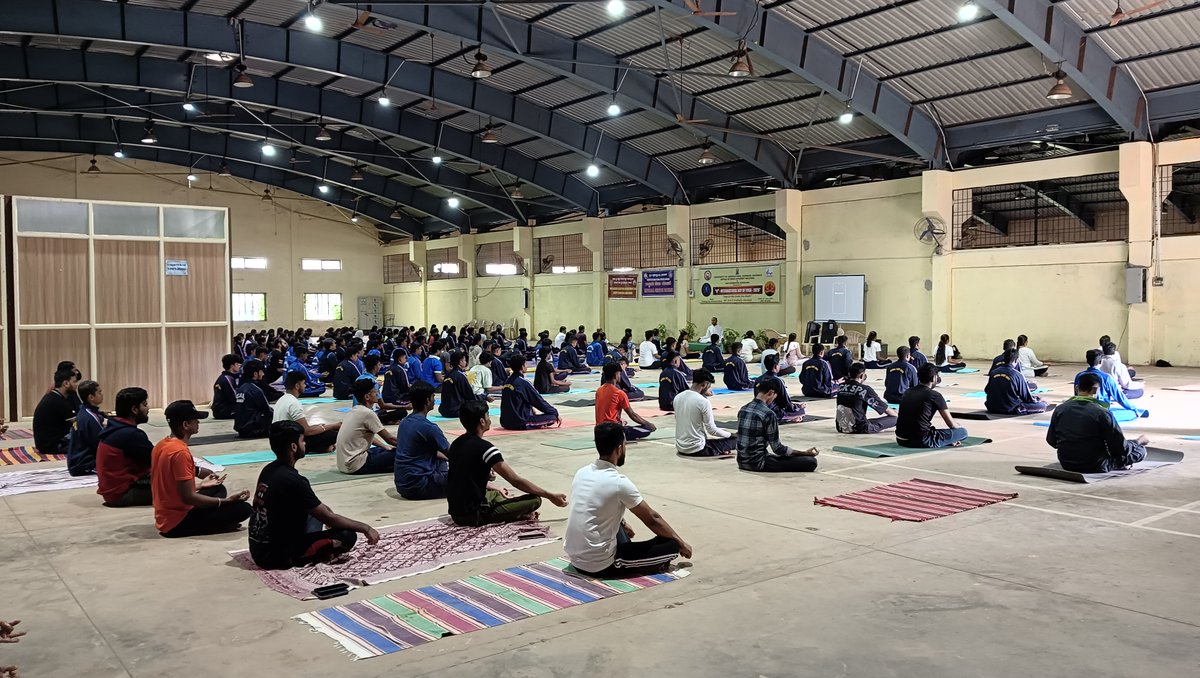 iitdhrwd's tweet photo. Mr. Ajith Kumar Pogu conducted a yoga session at the University of Agricultural Sciences, Dharwad, on the occasion of International Day of Yoga. The event was engaging and impactful, featuring the "Miracle of Mind" app developed by Sadhguru.
The session saw enthusiastic participation from both students and staff. The overwhelmingly positive response reflected a growing interest among youth in yoga and mindfulness as essential tools to navigate modern life—underscoring the increasing relevance of such practices in today’s fast-paced world.

#IITDharwad #InternationalDayOfYoga #YogaForWellbeing #Sadhguru #MiracleOfMind #YogaForYouth #InnerEngineering #YogaSession #AjithKumarPogu