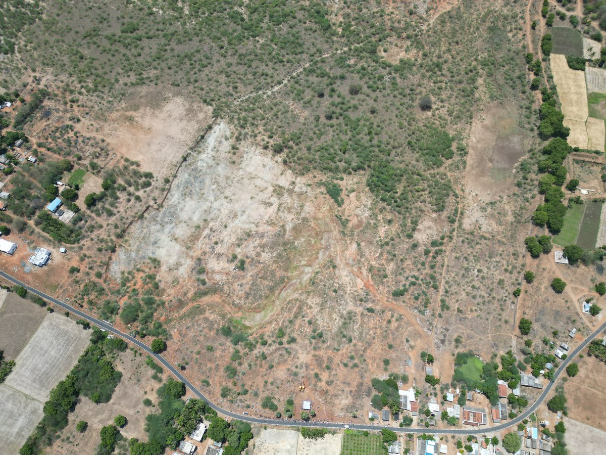 திருச்சி மாவட்டம் மண்ணச்சநல்லூர் வட்டம் கரியமாணிக்கம் நெ 2 ஊராட்சியில் உள்ள சோழங்கநல்லூர் ஏரி சீரமைக்கும் பணிகள் இன்று தொடங்கியுள்ளோம். 30 ஆண்டுகளாக ஒரு சொட்டு தண்ணீரை கூட சேமிக்க முடியாமல் இருக்கும்  1000 ஆண்டு வரலாறு கொண்டது இந்த சோழங்கநல்லூர் ஏரி. இந்த ஏரியை தூர்வாரி கரைகள்