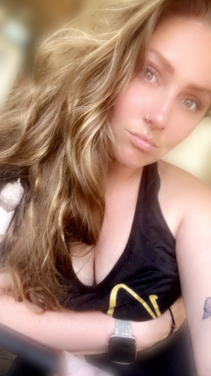 Make my Monday better by entertaining me 

Findom findomme femdom blueeyes brunette goddess