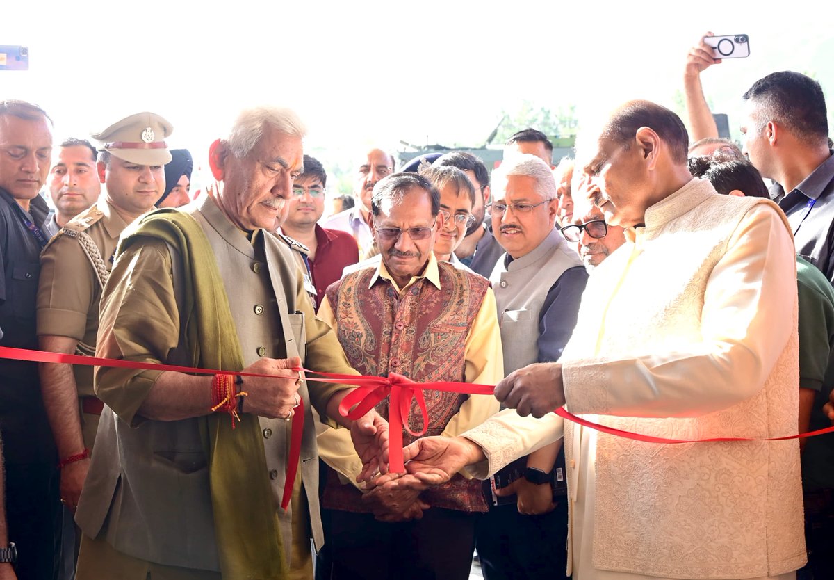OfficeOfLGJandK's tweet photo. Delighted to inaugurate SASB’s Yatri Niwas at Pantha Chowk, Srinagar today. This Yatri Niwas is symbol of our dedication &amp; commitment to provide better facilities for devotees of Baba Barfani and make their pilgrimage more comfortable and safe. https://t.co/jY61vl3l94