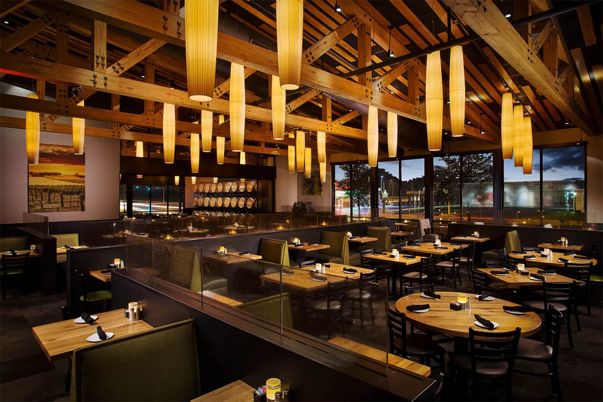 OKCTalk's tweet image. Joining Whole Foods at Covell & I-35 will be Texas Roadhouse, Chipotle, and new-to-OK Cooper's Hawk Winery & Restaurant.
More restaurants and retail are planned for future phases.