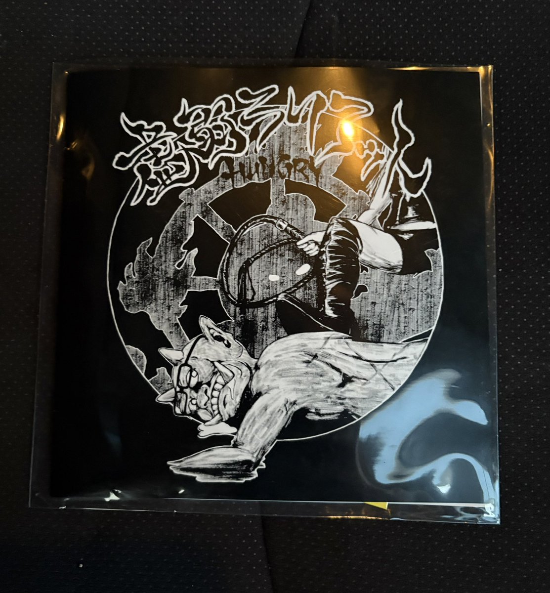 bassmaneddy's tweet image. そして、今回も戦利品ゲット🤘
虚弱ラリアットさんのCD💿
やっと買えたBEAT THE WAKEさんの CD💿
どちらも宝物です✨
大切に聴かせていただきます😆