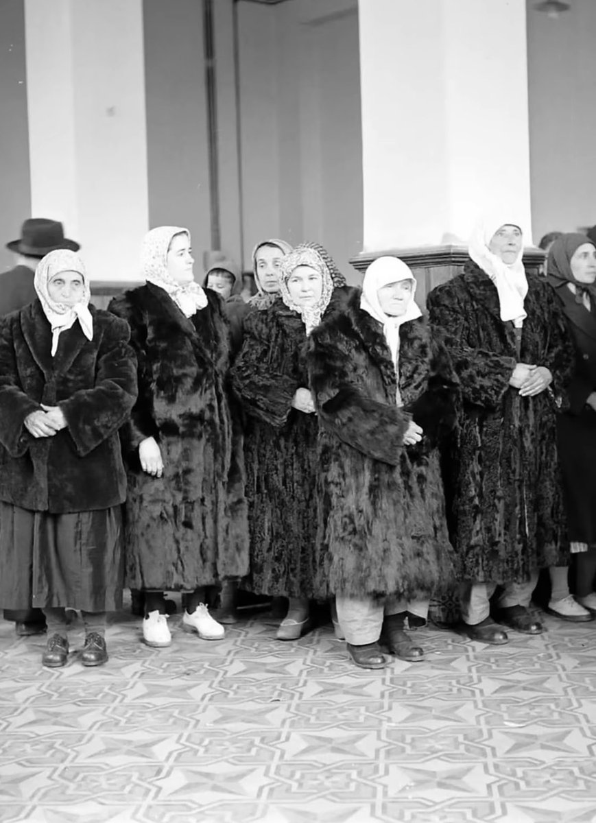 Bu resim eski Türk filmlerinden alıntı değil. Bütün mal varlıkları  el konulmuş Müslüman Türkler’in resmi. 1950’li yıllarda kominist rejimden kaçan Bulgaristan Türkleri. Ve Anavatan da para eder diye üstlerine giydikleri kürkler.
Varın siz anlayın daha fazlasını
