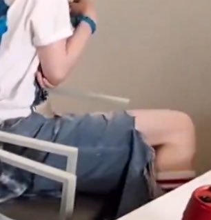 hitorithechi's tweet image. 와 말라서 무릎 뼈 이렇게 보이는 거 봐