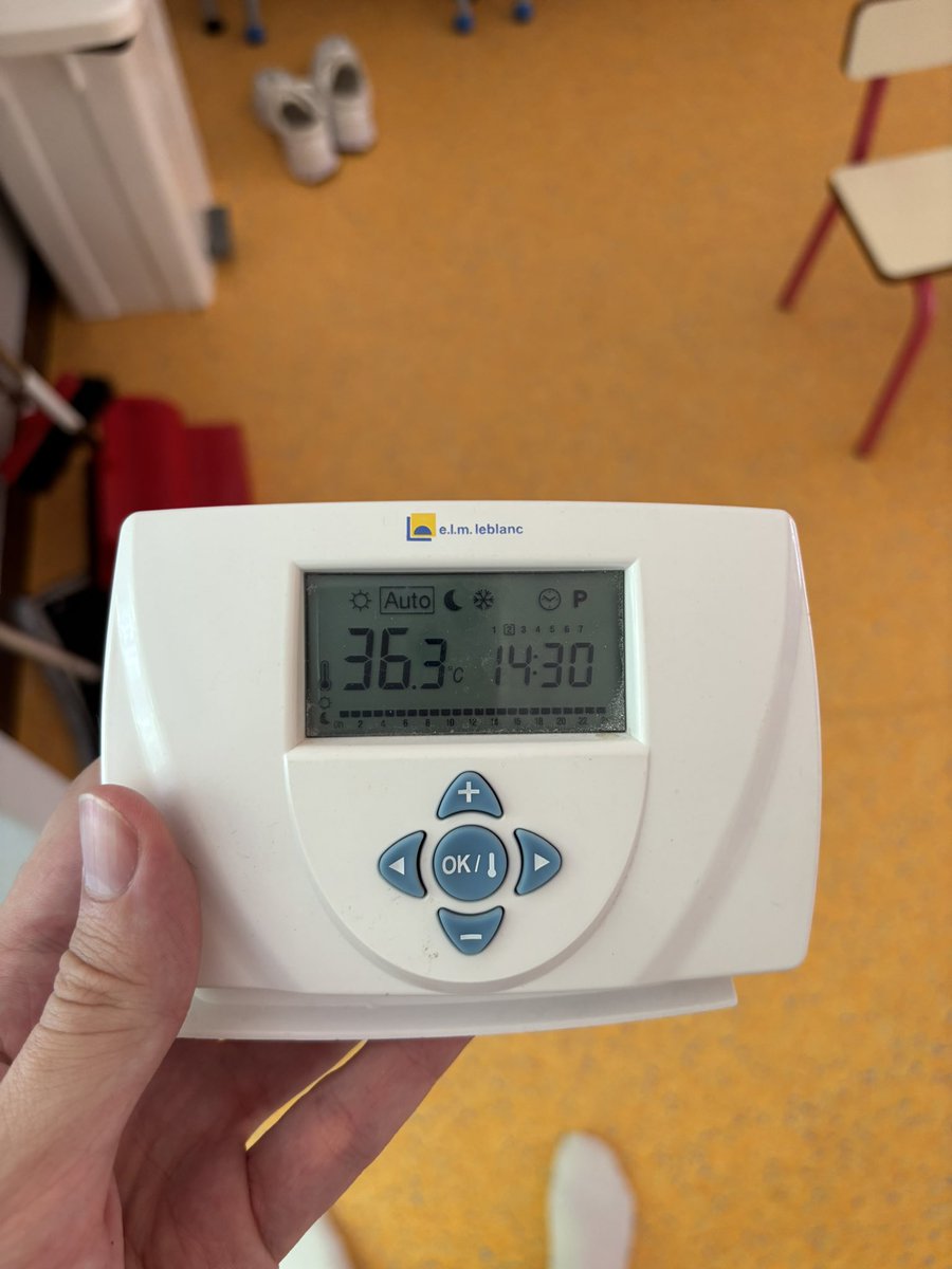 RMonchtre's tweet photo. @Sante_Gouv @prefpolice Sinon à Gennevilliers dans une école maternelle , on monte à 36 degrés dans les locaux … mais pas de signes de ventilateurs , de Brumisateurs … école maintenues ouvertes parcequil faut faire la garderie pour les parents … @V_Gennevilliers https://t.co/ZijrjI4ZEB