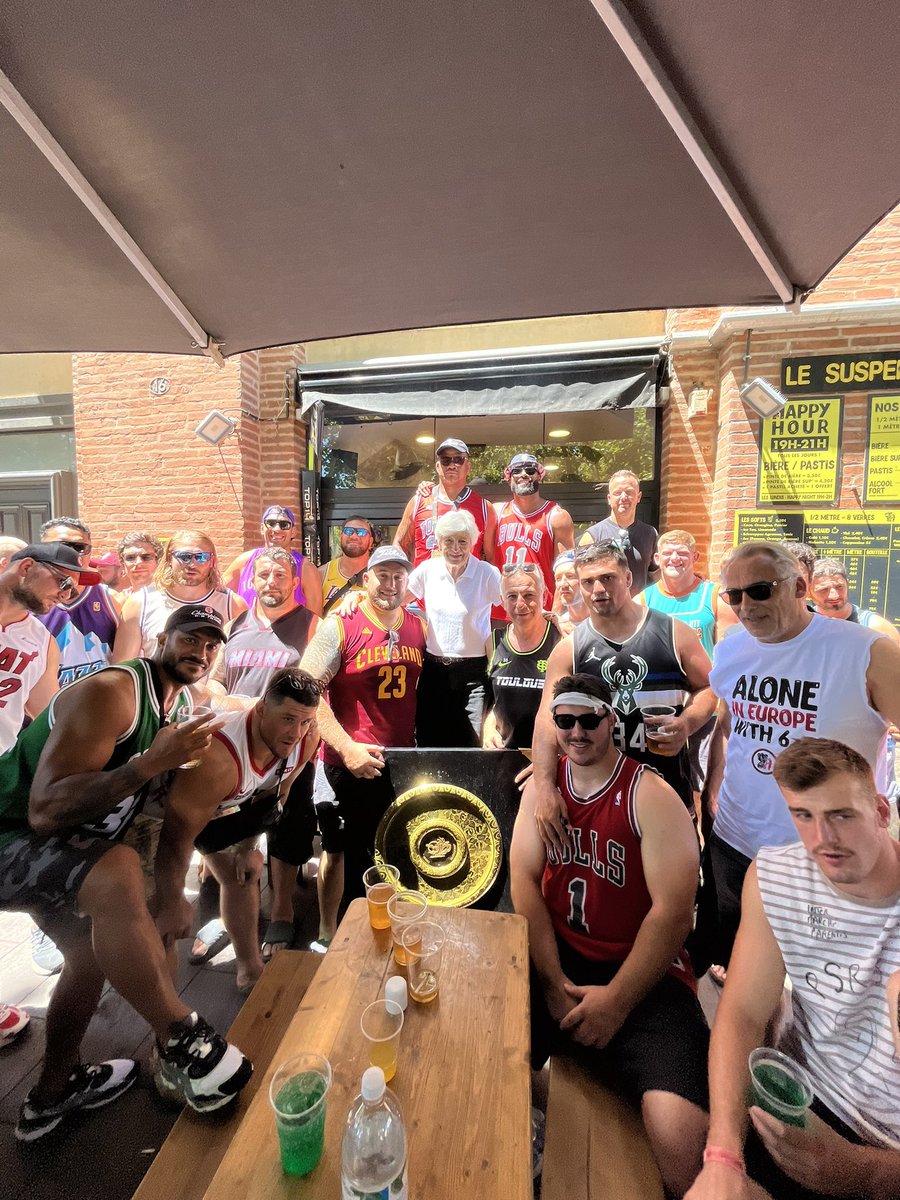 On vous a déjà parlé de nos copains qui gagnent plein de trucs avec un ballon ovale?

🏆⭐️🔴⚫️