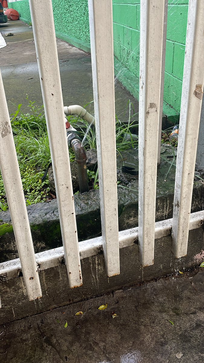 jasgv's tweet photo. @conagua_mx @IztacalcoAl  arreglen esta fuga lleva días en las instalaciones de la alcaldía https://t.co/jNa5IZbMpW