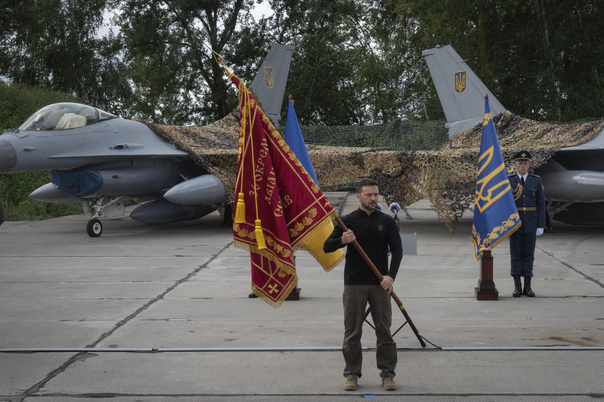 SputnikMundo's tweet photo. 🧵 (1/8) F-16 al servicio de Kiev: humillación para Lockheed Martin en vez de un cambio de equilibrio de poder en el aire

Se amontonan las pérdidas de los F-16 donados por Occidente a Ucrania. El avión estadounidense, que se profetizó que casi cambiaría el curso del conflicto, parece haber resultado ser más efectivo contra sus propios pilotos que contra las armas rusas. 👇

📸 AP/ Efrem Lukatsky