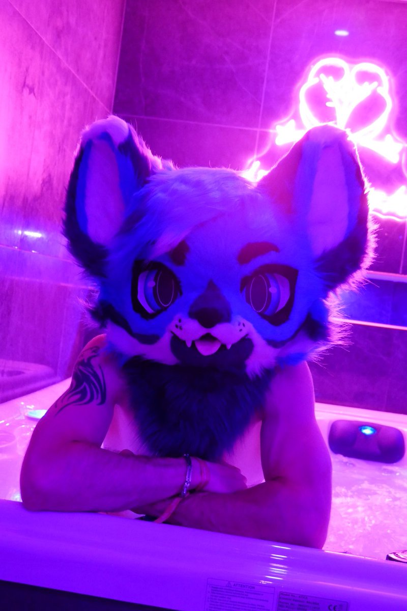 Jacuzzi time >:3 🔥