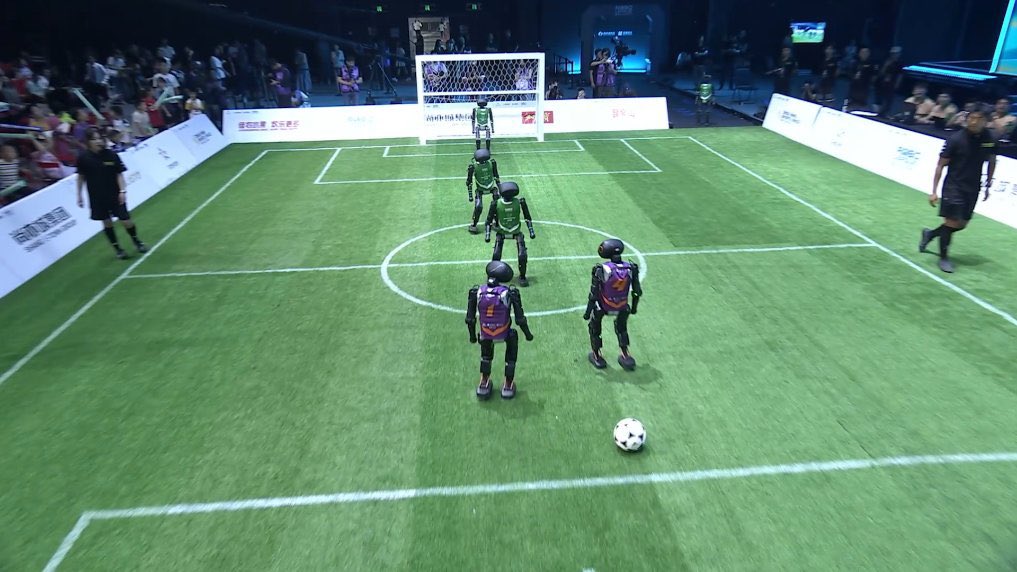 smalkalbani's tweet image. حدث غير مسبوق:

مباراة كرة قدم بين 6 روبوتات تعمل بـAI  دون أي تحكم بشري

الهدف؟ استعراض قوة الصين التكنولوجية قبل انطلاق World Humanoid Robot Games في أغسطس