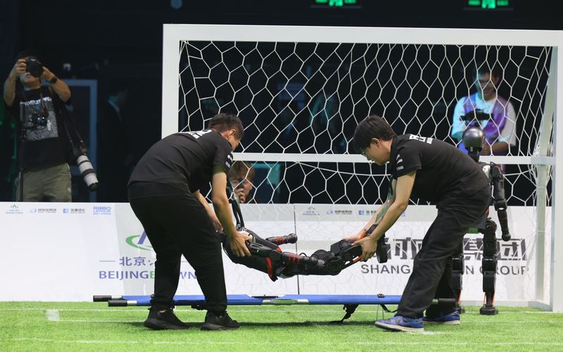 smalkalbani's tweet image. حدث غير مسبوق:

مباراة كرة قدم بين 6 روبوتات تعمل بـAI  دون أي تحكم بشري

الهدف؟ استعراض قوة الصين التكنولوجية قبل انطلاق World Humanoid Robot Games في أغسطس