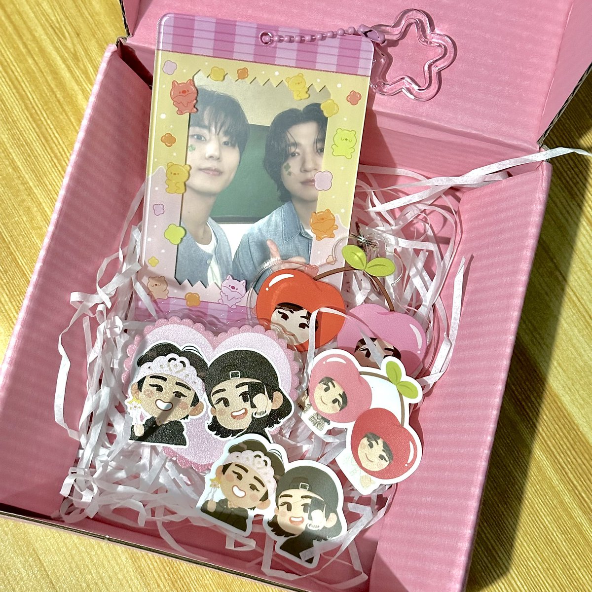 's tweet image. these sungbri goodies are finally homeee!! thank u so much @jaembfe super pretty lahat HUHUHUHUHU 😭💗✨