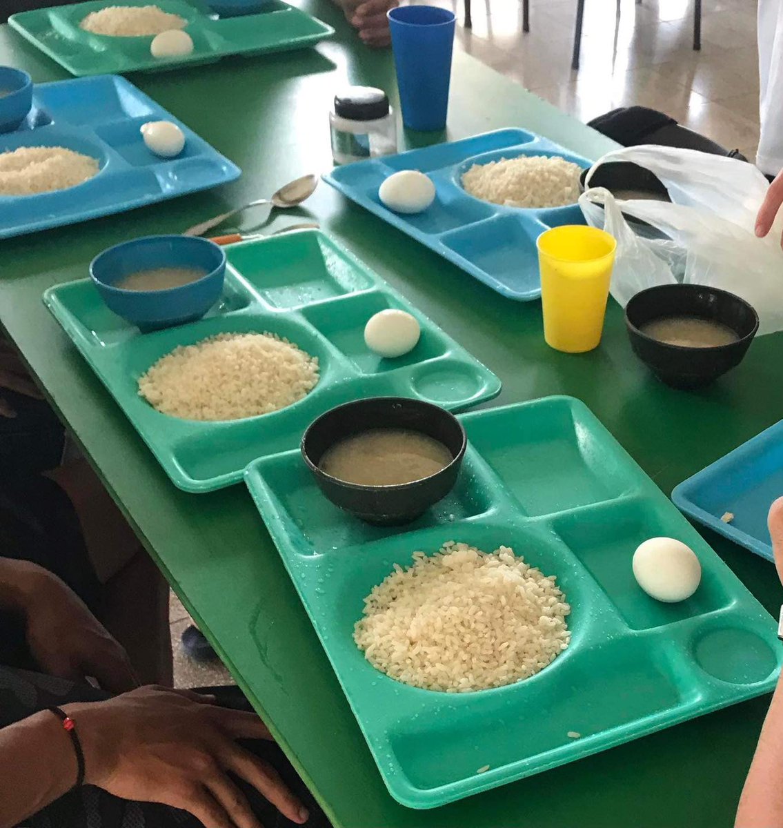 Alberto79788227's tweet image. Lunch for students at one of the best universities in the country: the University of Computer Sciences. Let&apos;s speak out. They no longer respect the people or our children. A rotten future awaits us. #SOSCUBA #CUBALIBRE 🕊️