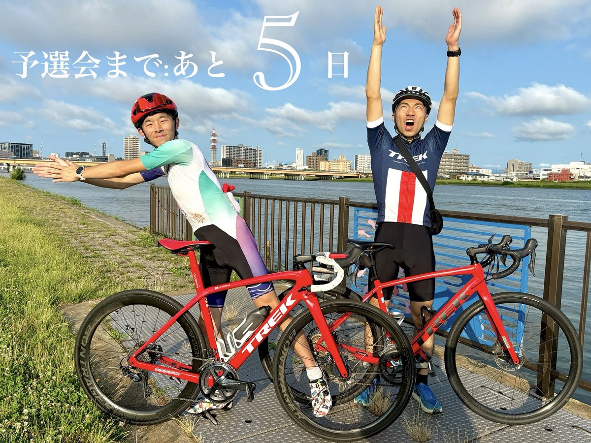 Niigata_LD's tweet photo. 《全日本大学駅伝選考会カウントダウン》

本日の担当は『サイクリスト』の2人🏃💨
静岡出身・材料科学専攻院生の #志賀風太(M2)選手🧪と、新潟出身・医学部の #黒坂丈郎(5)選手です!!🧑‍⚕️
TREK乗りの健脚は、予選会で爆走を巻き起こすか?!🦵
長野に"赤い彗星"、再来‼️

＿人人人人人人人人人人人人＿
＞     選考会まであと5日！    ＜
￣Y^Y^Y^Y^Y^Y^Y^Y^Y^Y￣

#飛翔 #全緑疾走
#新大駅伝
#全日本大学駅伝

―――――――――――――――

《選手紹介》
#志賀風太(写真左) -静岡・磐田東
▼ひとこと
『さかな〜』
▼アピールポイント
『当たらなければどうということはない』

#黒坂丈郎(写真右) -新潟・新潟
▼ひとこと
『ちんあなご〜』
▼アピールポイント
『あきらめないキモチ』

#甘党文系脳
#あきらめないキモチ

―――――――――――――――

▼Instagram
https://t.co/iCKyfs5Tzm

▼Ameba
https://t.co/zUqAC7n2Oc